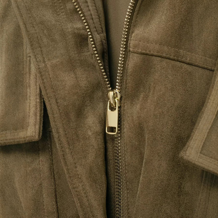 Damska oversize-krótka Suede Look kurtka z kapturem i klapką kieszeniami Lumaza