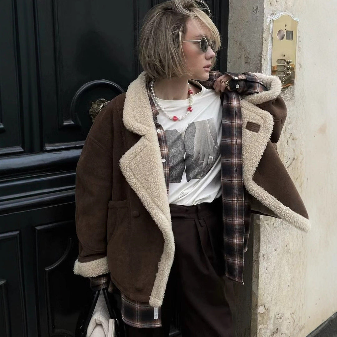 Damska oversize krótka kurtka in Suede Look z Teddy Lining i dużymi Lapel kołnierzem Lumaza