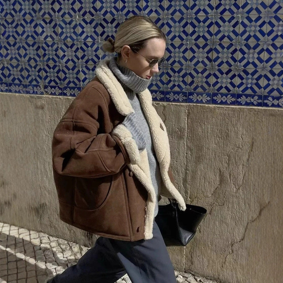 Damska oversize krótka kurtka in Suede Look z Teddy Lining i dużymi Lapel kołnierzem Lumaza