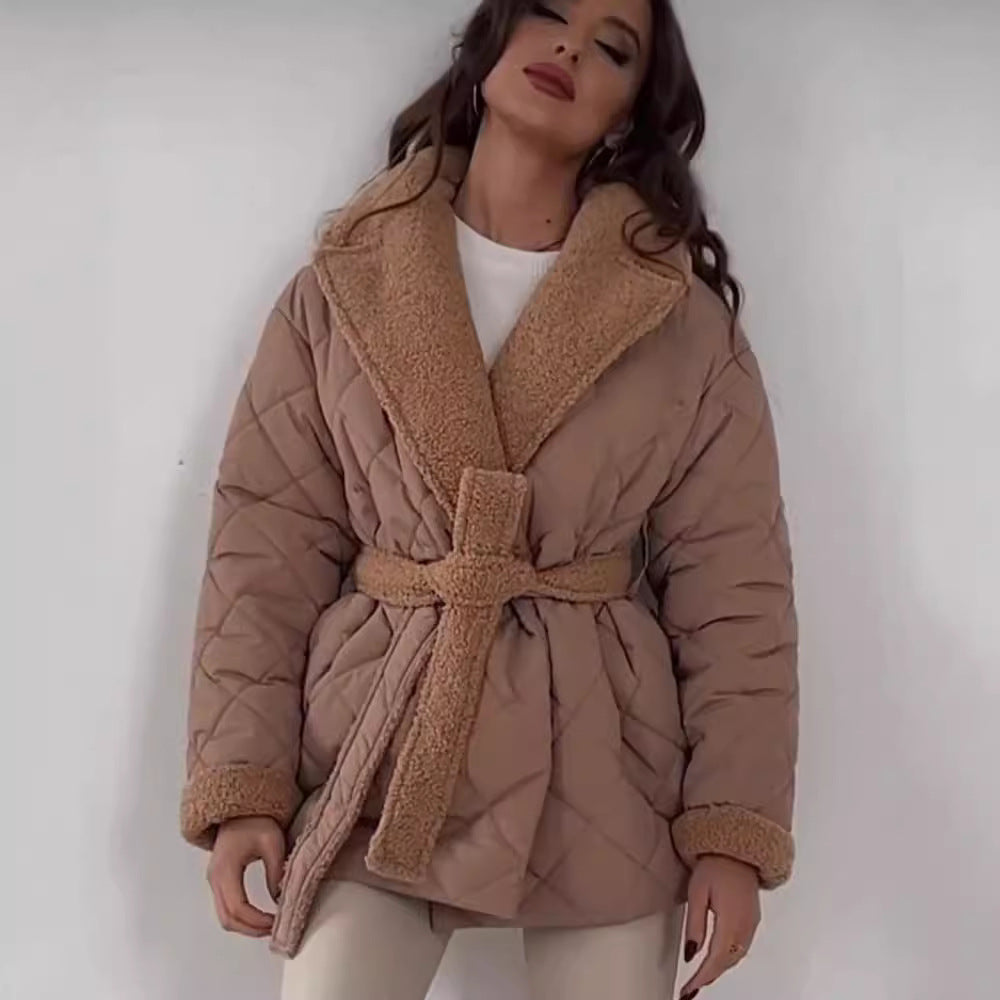 Damska pikowana kurtka z teddy lining, dopasowana paskiem i dużymi shawl kołnierzem Lumaza