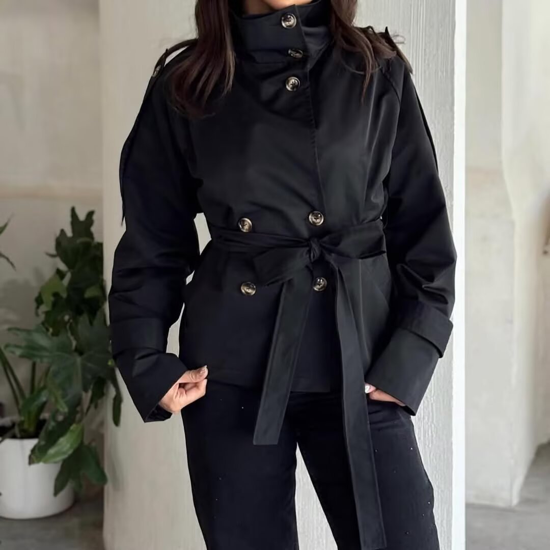Damska krótka kurtka in navy-inspired dwurzędna design z ze stójką, decorative guzikami, i wiązanym paskiem Lumaza
