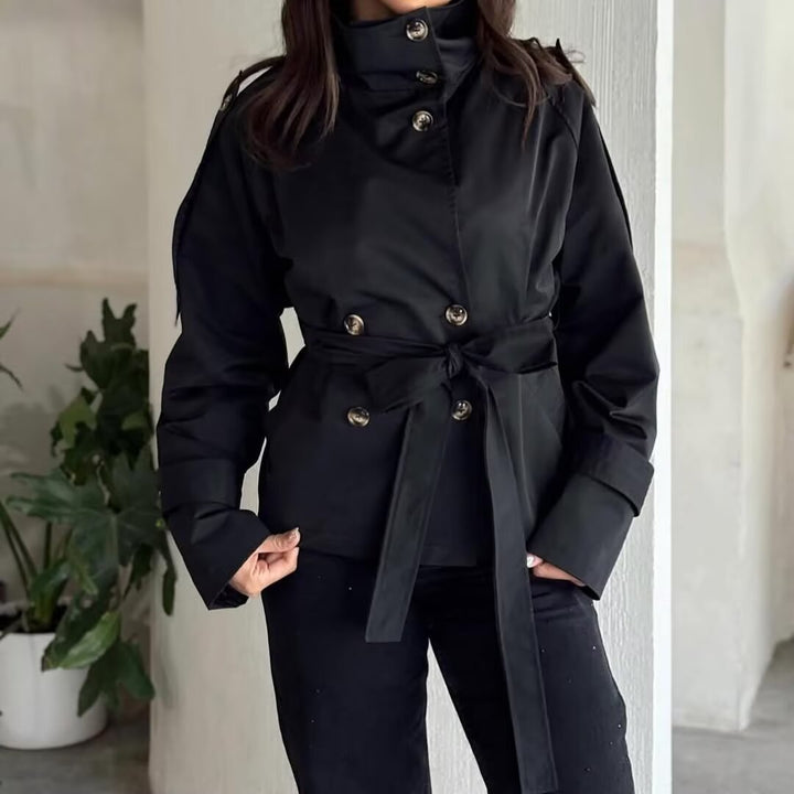 Damska krótka kurtka in navy-inspired dwurzędna design z ze stójką, decorative guzikami, i wiązanym paskiem Lumaza