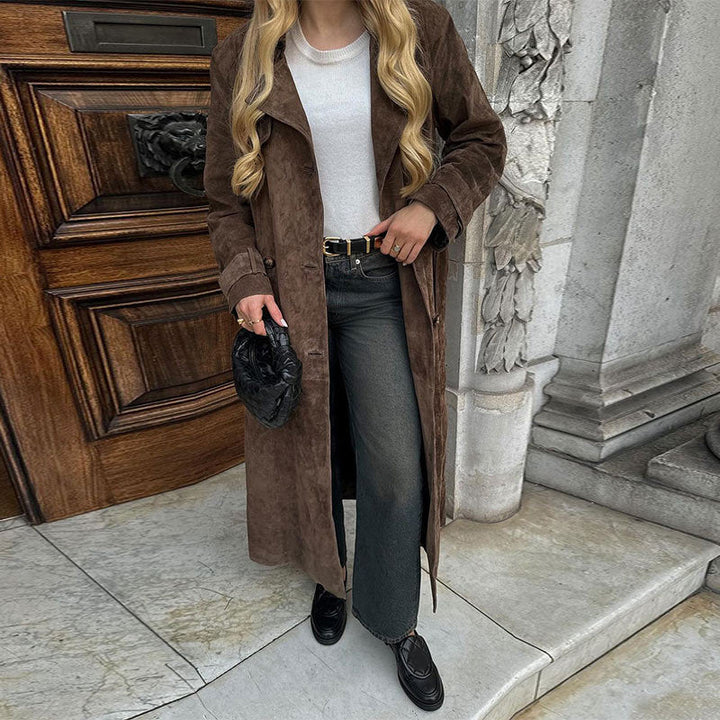 Damska długa Suede kurtka in a Minimalist Trench Look z Soft Lapels Lumaza