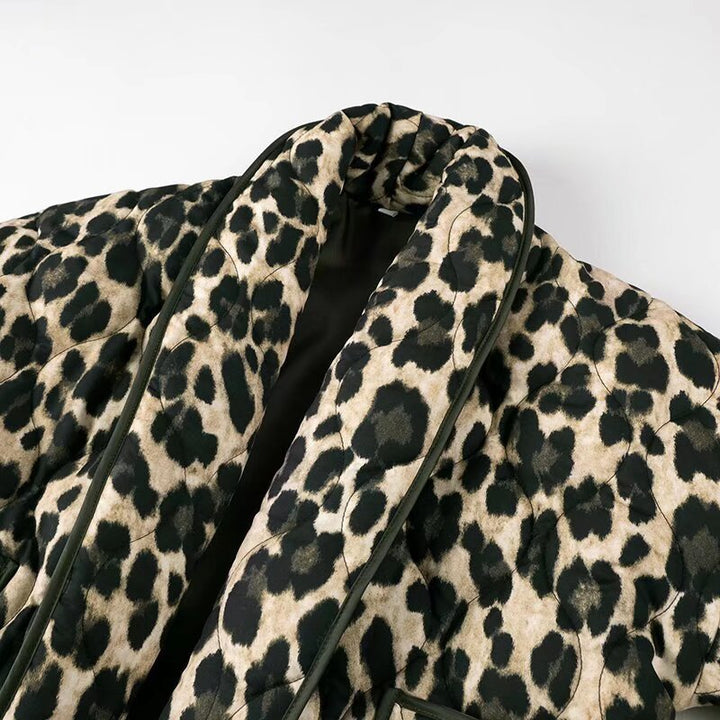 Damska krótka kurtka z leopard print, boxy silhouette i shawl kołnierzem Lumaza