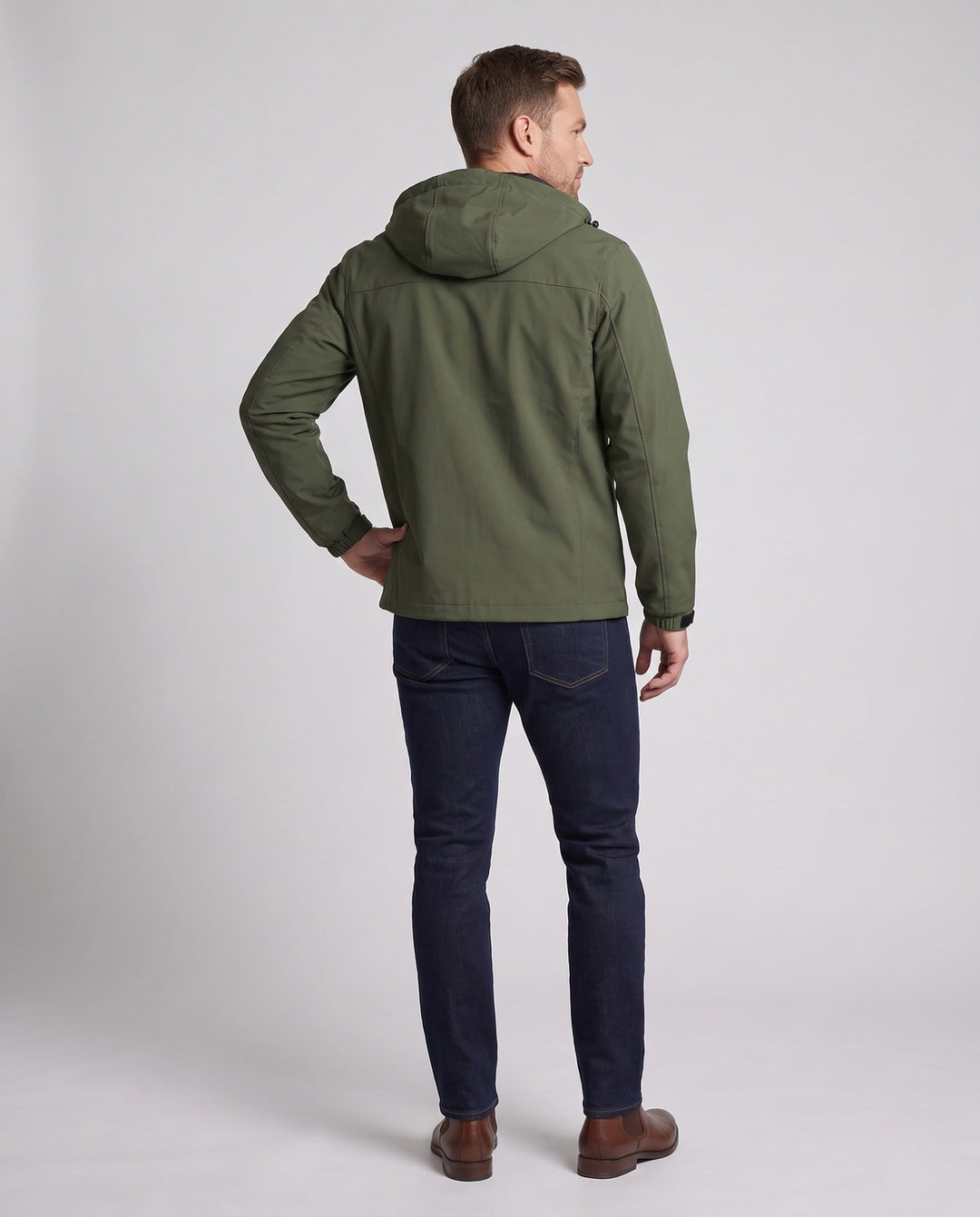 Męska lekka kurtka softshell outdoorowy z regulowany kapturem, wiatroszczelna membrana, i zamkiemed kieszeniami