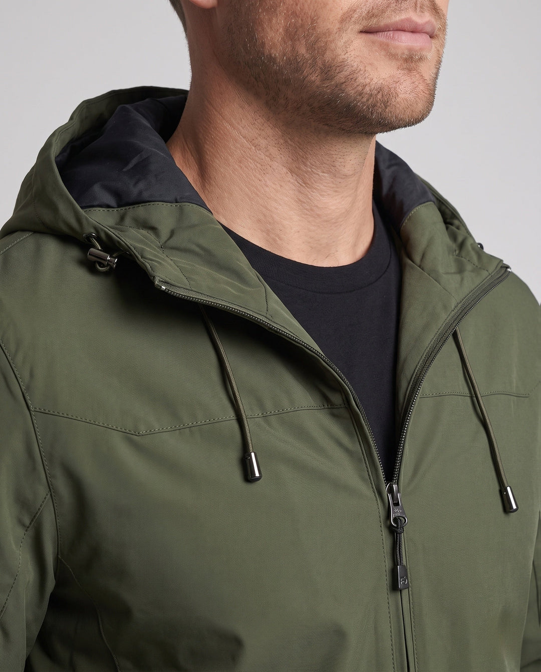 Męska lekka kurtka softshell outdoorowy z regulowany kapturem, wiatroszczelna membrana, i zamkiemed kieszeniami