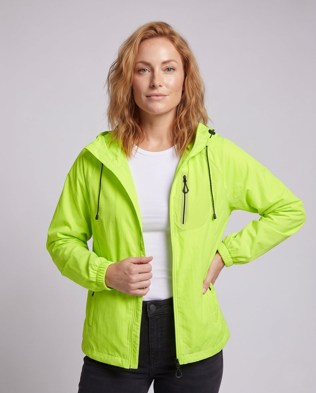 Damska high-performance wiatrówka z reflective elements i regulowany kaptur Fason