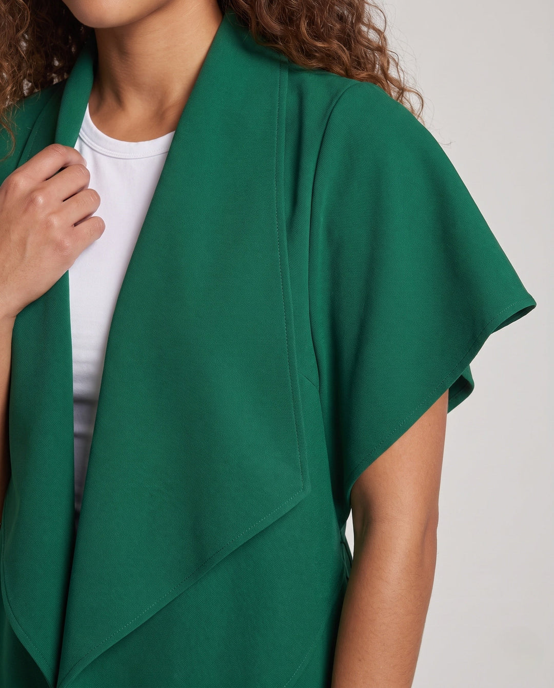 Damska elegancka kopertowa cloak made of flowing fabric Lumaza
