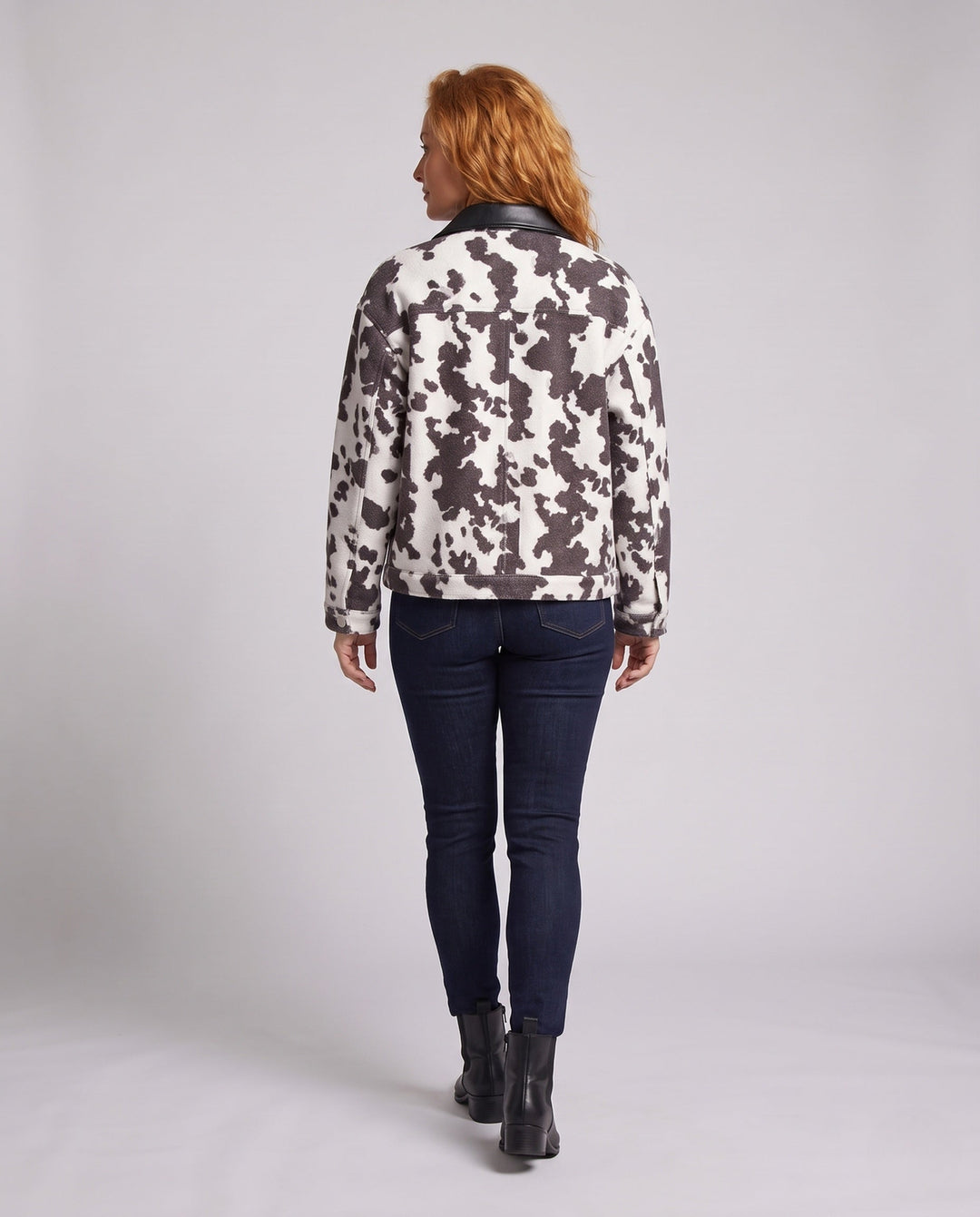 Damska krótka Trucker kurtka in bouclé Cowprint z imitacja skóry kołnierzem Lumaza