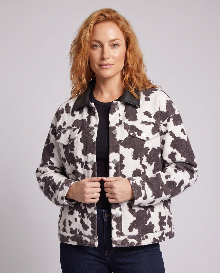 Damska krótka Trucker kurtka in bouclé Cowprint z imitacja skóry kołnierzem Lumaza