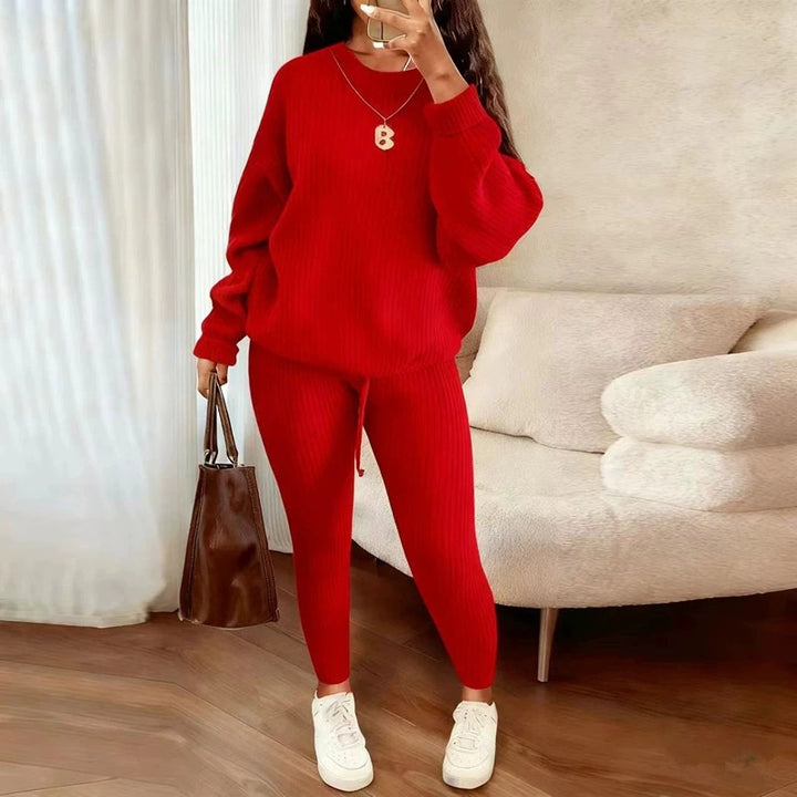 Kobieta w prążkowanym dzianinowym komplecie sweter i spodnie