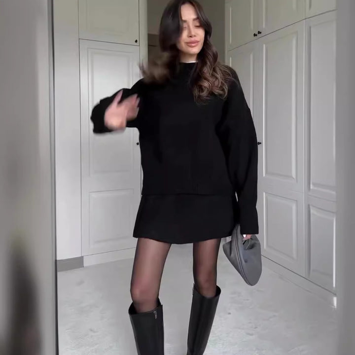 Kobieta w dzianinowym komplecie sweter i spódnica mini