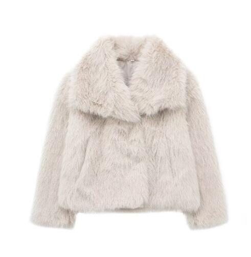 Kobieta w krótkim puszystym futerku z klapami