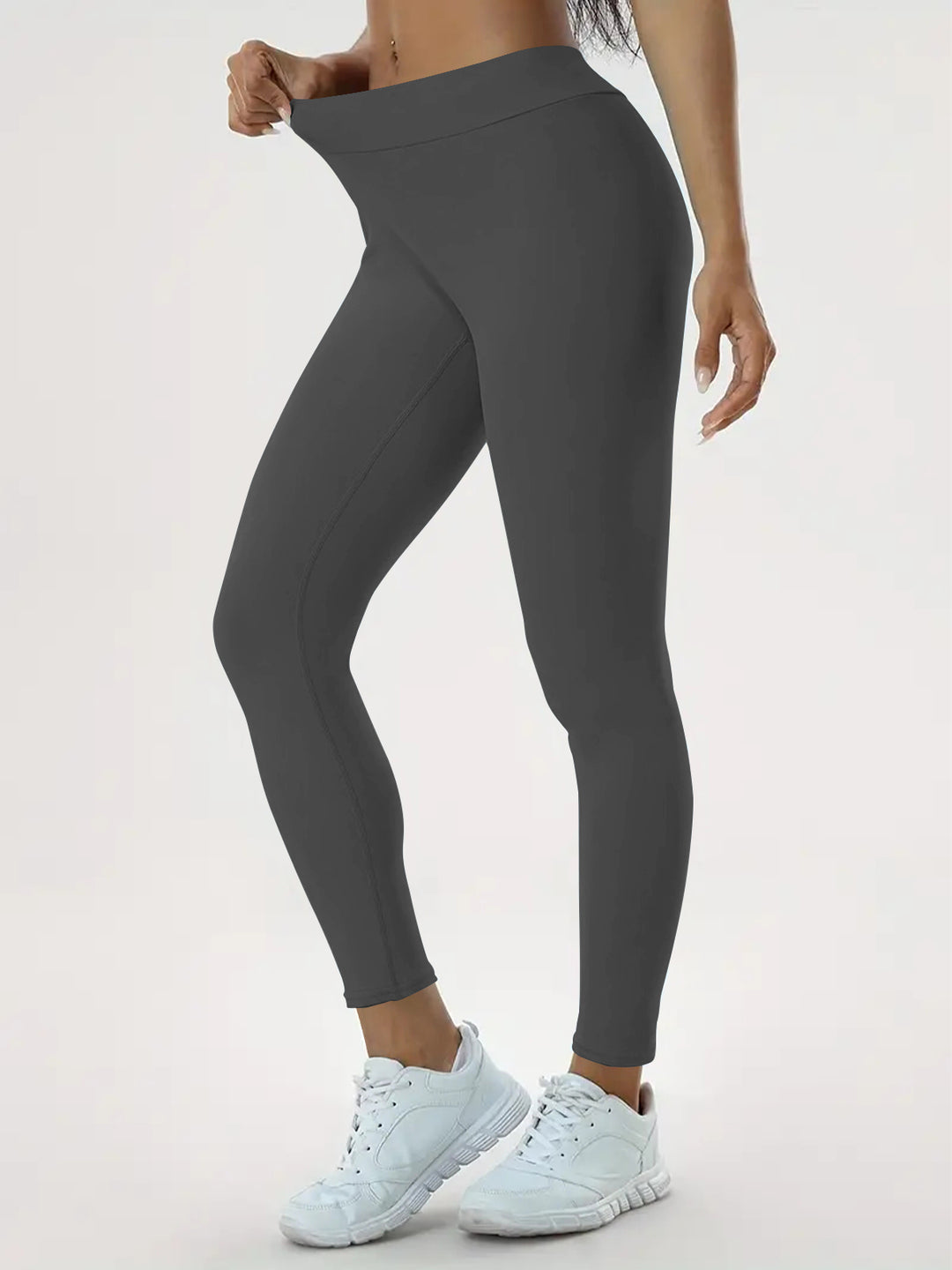 Kobieta w legginsach push up z wysokim stanem