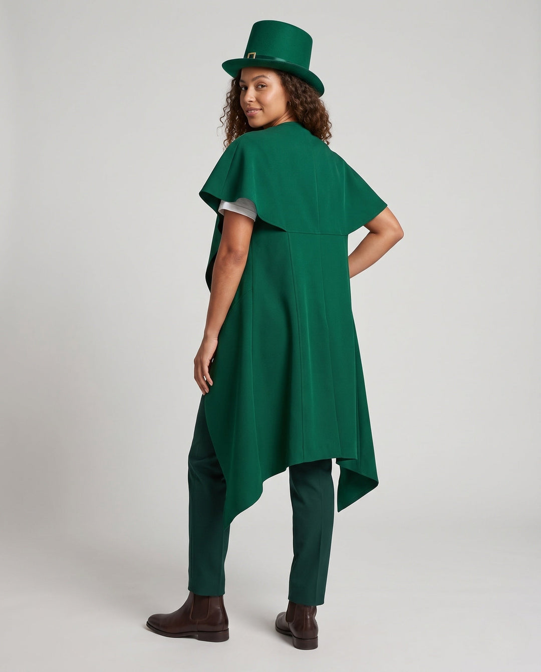 Damska elegancka kopertowa cloak made of flowing fabric Lumaza